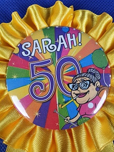 Rozet inclusief button - Sarah - 50 jaar