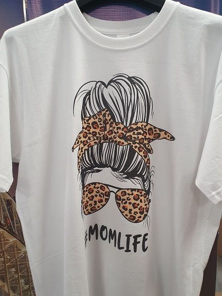 T-shirt - #Momlife - size L